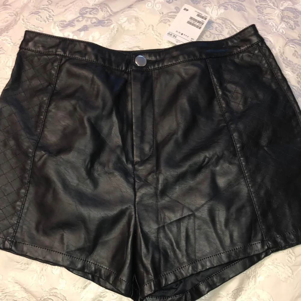 H&M high rise faux leather shorts 8 black - Picture 2 of 5